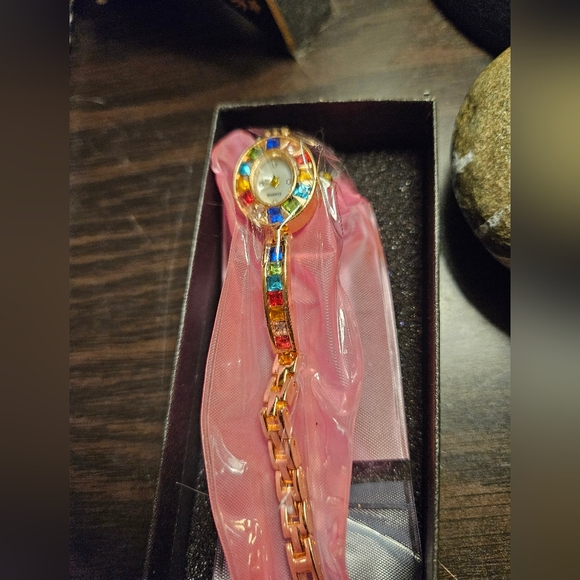 Gold-tone Women's quartz bracelet watch with a colorful gemstone-accented Oval - Picture 4 of 4